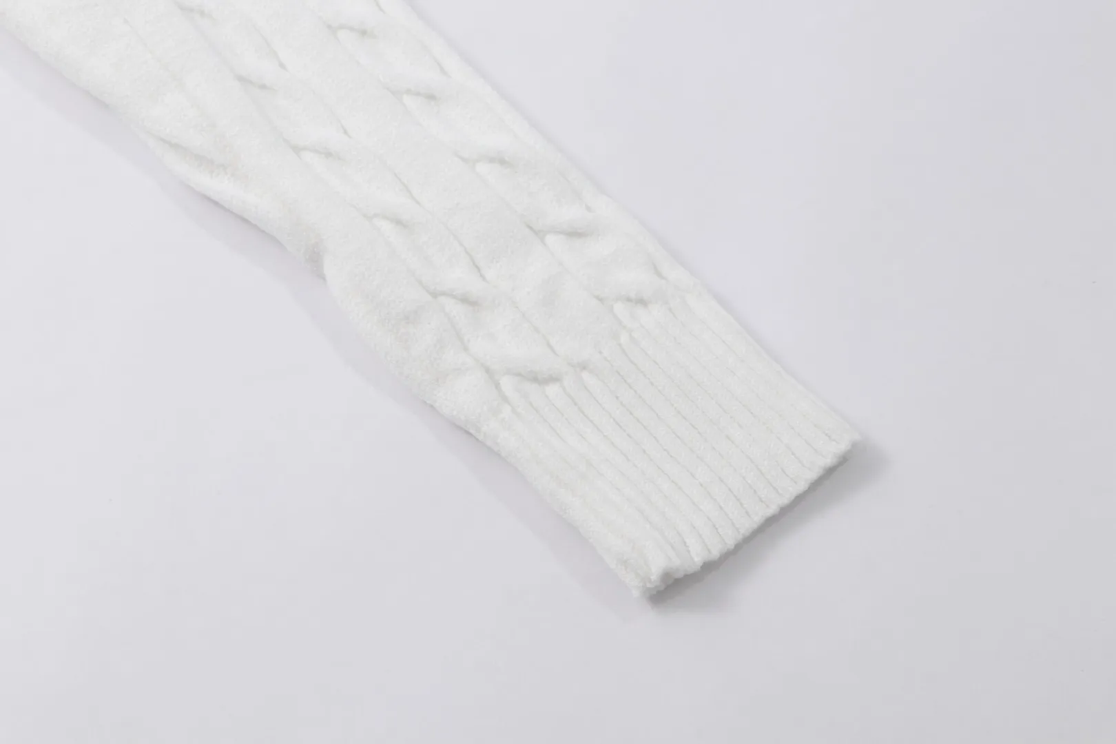 P210 [Ralph Lauren round neck solid color pony embroidery logo twist knitted sweater] ✅Ralph Lauren classic basic versatile knitted pullover crew neck sweater for men and women ✅Main supplier platform live broadcast Wholesale entity Replenish when out of stock will not be removed from the shelves ✅ZP quality 1:1 pattern making Scan the code to enter the GF website Counter quality ✅Detailed quality is the only one in Guangzhou Imported quality cotton yarn Focus on high-end cost-effective Good quality Needless to say ✅The version is restored to the original version. The maximum size can be worn up to 1105 pounds. Loose, comfortable and stress-free. ✅The upper body is simple and easy to match. A must-have for ootd. Good-looking clothes are never picky. A must-have in couples’ wardrobes. Size: S-XL. Color: black, white, gray, royal blue, pink, sky blue, khaki.